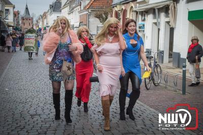 Vierde Elfstedentocht door de stad Elburg. - © NWVFoto.nl