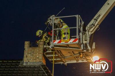 Inzet hoogwerker Zwolle bij schoorsteenbrand in Elburg. - © NWVFoto.nl
