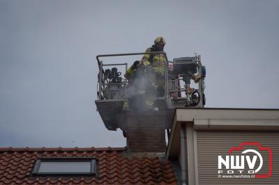 Schoorsteenbrand met veel rookontwikkeling op 't Harde. - © NWVFoto.nl