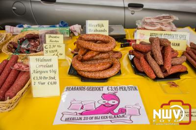 Vlooienmarkt op De Haere was een publiekstrekker op 2e Paasdag. - © NWVFoto.nl