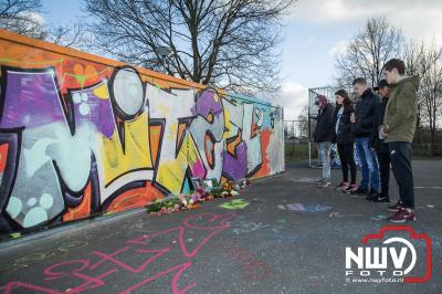 Vrienden gedenken oud Elburger bij skatebaan.  - © NWVFoto.nl