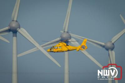 KNRM reddingboot Evert Floor van station Elburg oefent met Sar helikopter op Ketelmeer. - © NWVFoto.nl