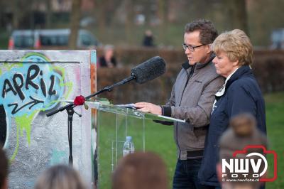 Honderden mensen liepen mee in stille tocht voor Michiel. - © NWVFoto.nl