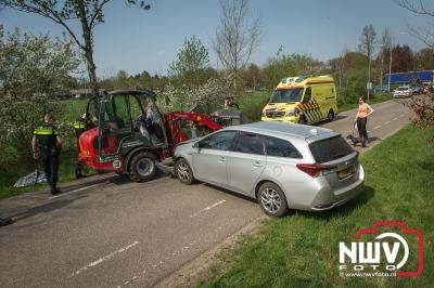 Machinist mini-shovel met onbekend letsel naar ziekenhuis na ongeval. - © NWVFoto.nl