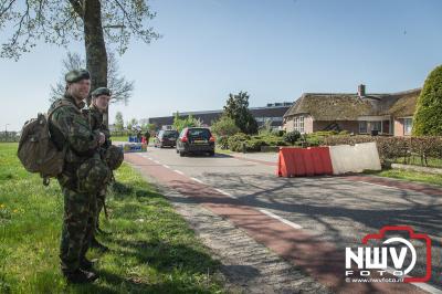 Oefening verkeersluis control op de Oostendorperstraatweg in Elburg. - © NWVFoto.nl