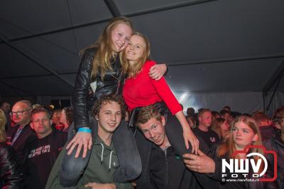 Koningsnacht in de feesttent aan de Stationsweg in Oldebroek. - © NWVFoto.nl