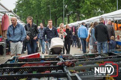 Ondanks het wat sobere weer in de morgen, wisten veel bezoekers de grootste vlooienmarkt van de Veluwe te vinden. - © NWVFoto.nl