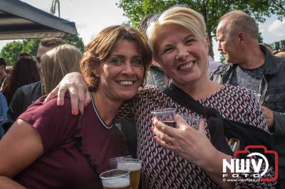 Vlooienmarkt afterparty met Duo Remix voor de kantine van sv tHarde een dolle boel. - © NWVFoto.nl