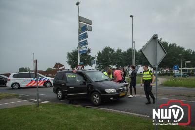 Dame naar het ziekenhuis na ongeval op rotonde Zuiderzeestraatweg met Gerichtenweg in Elburg. - © NWVFoto.nl