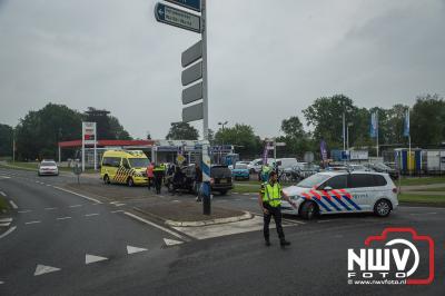 Dame naar het ziekenhuis na ongeval op rotonde Zuiderzeestraatweg met Gerichtenweg in Elburg. - © NWVFoto.nl