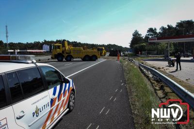 Vrachtwagen met 30 ton asfalt kantelt op A28 Re 62.0 Nunspeet nadat hij eerst in de geleiderail terecht was gekomen. - © NWVFoto.nl