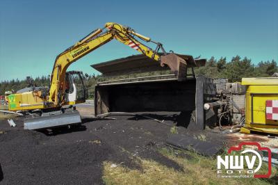 Vrachtwagen met 30 ton asfalt kantelt op A28 Re 62.0 Nunspeet nadat hij eerst in de geleiderail terecht was gekomen. - © NWVFoto.nl