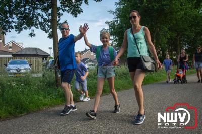 Nadat de eerste avond in verband met het onweer was afgelast was het woensdagavond prachtig wandelweer en gingen 1400 betalende wandelaars van start. - © NWVFoto.nl