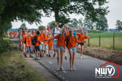 Nadat de eerste avond in verband met het onweer was afgelast was het woensdagavond prachtig wandelweer en gingen 1400 betalende wandelaars van start. - © NWVFoto.nl