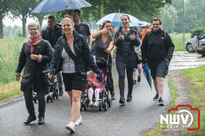 De 50 ste editie begon met code oranje waardoor de eerste avond uitviel, gevolgd door twee prachtige wandelavonden en een avond met regen als afsluiting, maar wat was het gezellig onderweg. - © NWVFoto.nl