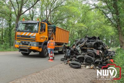 Zondagmorgen vroeg heeft men een enorme banden en afval dump gedaan op de parkeerplaats langs de N309 op 't Harde. - © NWVFoto.nl