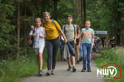 De eerste avond liepen de wandelaars via de Hokseberg naar het bosgebied rond de scouting Gustaf Adolf Groep en het waterwingebied De Haere. - © NWVFoto.nl