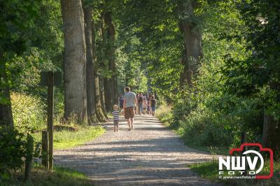 De Oldebroeker nieuwbouw en het bosgebied er om heen was op de tweede dag het decor voor de wandelaars op 't Harde. - © NWVFoto.nl
