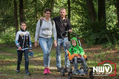 Donderdag liepen de wandelaars door de prachtige bossen van de landgoederen die 't Harde rijk is. - © NWVFoto.nl