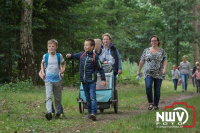 Donderdag liepen de wandelaars door de prachtige bossen van de landgoederen die 't Harde rijk is. - © NWVFoto.nl