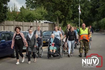 Op de laatste avond was het verzamelen op de Veldbiesweg om vervolgens het defilé naar het sportpark te lopen. - © NWVFoto.nl