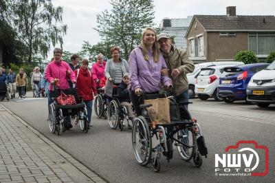 Op de laatste avond was het verzamelen op de Veldbiesweg om vervolgens het defilé naar het sportpark te lopen. - © NWVFoto.nl