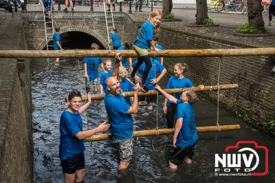 750 deelnemers deden mee aan de RamboRun, een survivalrun rond en door de binnenstad en haven van Elburg. - © NWVFoto.nl
