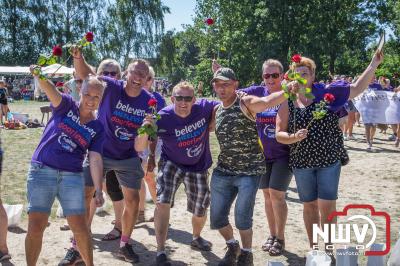 Het indrukwekkende evenement SamenLoop voor Hoop heeft voor het KWF op het Burgemeester Bode Sportpark in Elburg € 76.438,- opgebracht. - © NWVFoto.nl