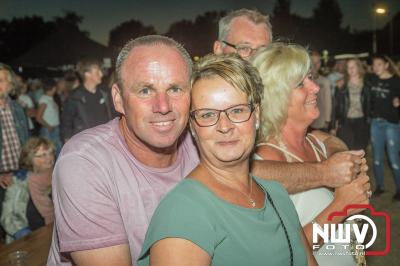 Zaterdag avond was het slot van een week Kokki's viert de zomer aan de Singel op 't Harde, met artiesten en veel gezelligheid. - © NWVFoto.nl