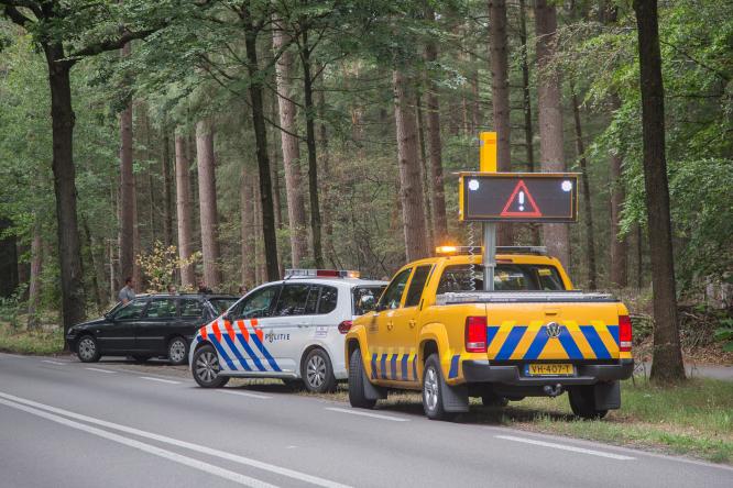 Auto beland door kopstaart botsing tegen boom langs Soerelseweg. - © NWVFoto.nl