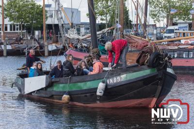 Terugkerende botters in haven van Elburg na bedrijven wedstrijd tijdens de Botterdagen op vrijdag.  - © NWVFoto.nl