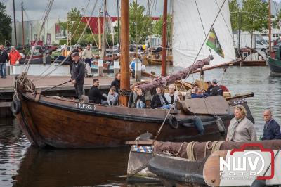 Gezellige drukte zaterdag rond de haven tijdens de Botterdagen en open monumentendag. - © NWVFoto.nl