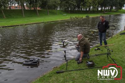 Karper vissen in Elburgse gracht van uit de tuin van je oom en tante, geheel verzorgt.  - © NWVFoto.nl