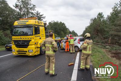 Auto belandt op zijkant na ongeval tegen boom op A28. - © NWVFoto.nl