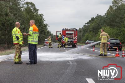 Auto belandt op zijkant na ongeval tegen boom op A28. - © NWVFoto.nl