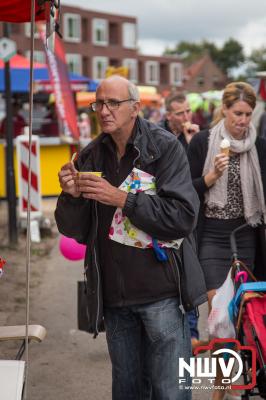 Ondanks het wat mindere weer, kwamen de Oldebroekers massaal naar de schapenmarkt - © NWVFoto.nl