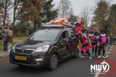Sint komt te paard op 't Harde aan, en geeft een feestje voor de kinderen in het MFC Aperloo.  - © NWVFoto.nl