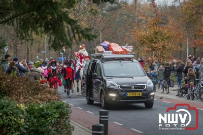 Sint komt te paard op 't Harde aan, en geeft een feestje voor de kinderen in het MFC Aperloo.  - © NWVFoto.nl