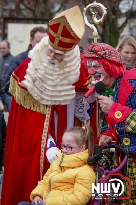 Sinterklaas met pietenband op bezoek in Doornspijk. - © NWVFoto.nl