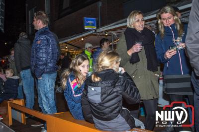 Ondanks dat er kraamhouders inpakte door de harde wind en regen, was het gezellig druk. - © NWVFoto.nl