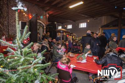 Wind en regen decor van de kerstmarkt bij de molen in Oostendorp. - © NWVFoto.nl