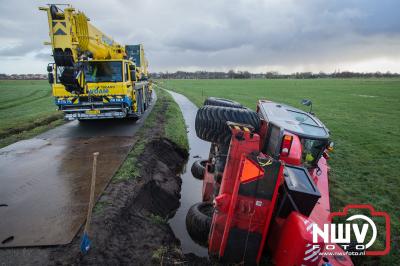 Verreiker zakt weg in berm en kantede in de Klarenbeek.  - © NWVFoto.nl