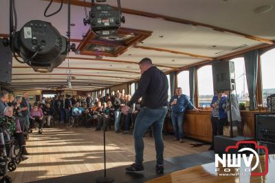 Gezellig muziek feestje op het water georganiseerd door Kokki's cafe uit 't Harde. - © NWVFoto.nl