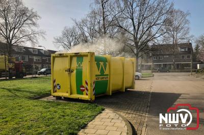 Brandweer inzet voor brandje in container van vuilniswagen op 't Harde. - © NWVFoto.nl
