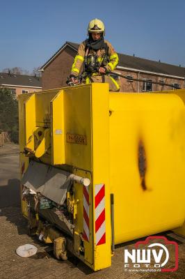 Brandweer inzet voor brandje in container van vuilniswagen op 't Harde. - © NWVFoto.nl