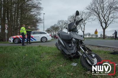Gewonde bij ongeval met auto en scooter op de Zuiderzeestraatweg in Wezep. - © NWVFoto.nl