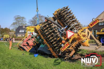 Landbouwvoertuig beland in droge sloot langs Burgemeester Frieswijkweg in Doornspijk - © NWVFoto.nl