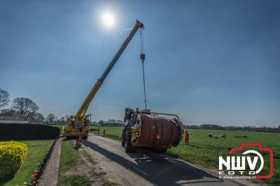 Landbouwvoertuig beland in droge sloot langs Burgemeester Frieswijkweg in Doornspijk - © NWVFoto.nl