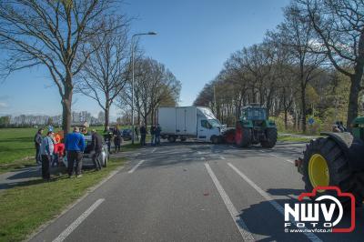 Bestelvrachtwagentje botst achter in auto en komt tot stilstand tegen een tractor op de andere weghelft. - © NWVFoto.nl
