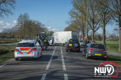 Bestelvrachtwagentje botst achter in auto en komt tot stilstand tegen een tractor op de andere weghelft. - © NWVFoto.nl